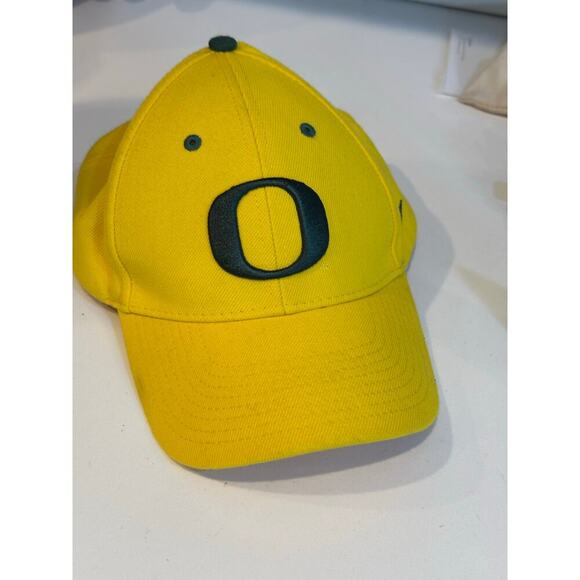 Vintage Nike Men's Yellow Oregon Ducks Swoosh Performance Flex Baseball Hat - Picture 6 of 9